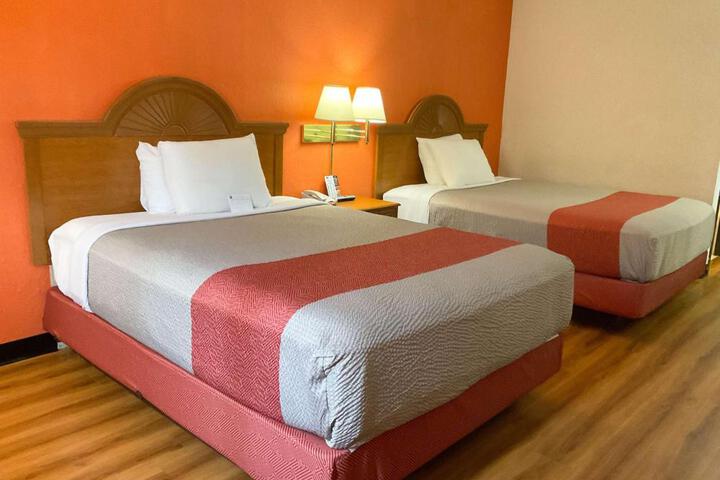 2 Queen Beds (3 of 5)