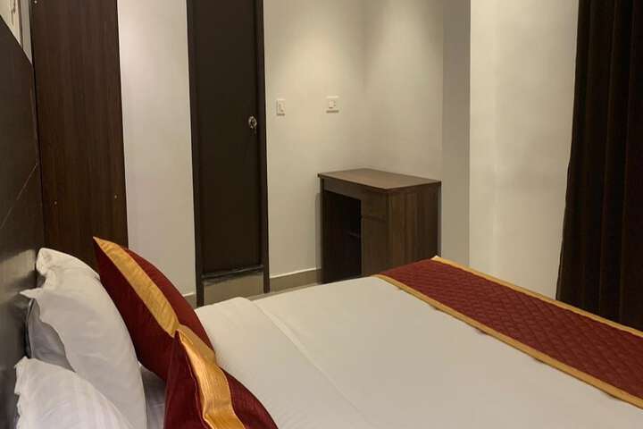 Room 5 of 12