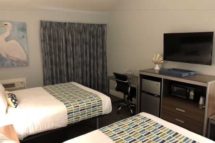 1 Queen Bed (9 of 16)