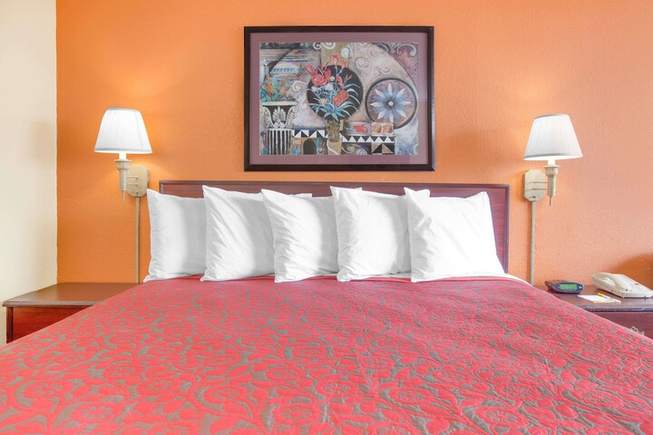 1 King Bed (5 of 10)