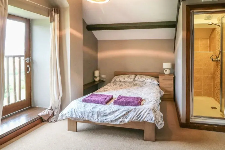 Room 4 of 11