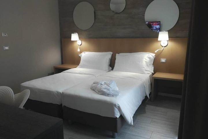 Room 7 of 18