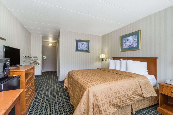 1 Queen Bed (9 of 10)