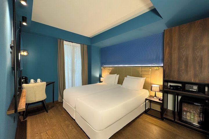 Room 27 of 104