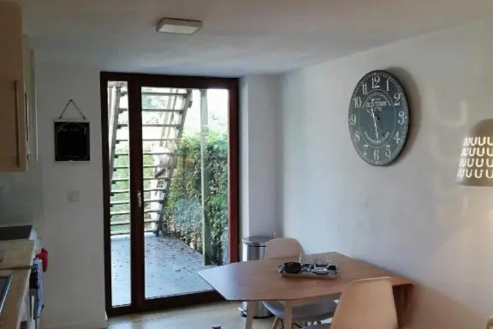 Room 4 of 8