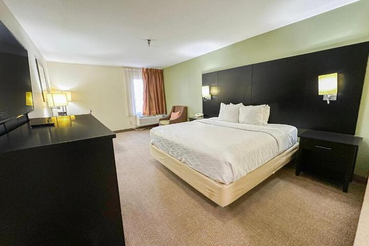 1 King Bed (24 of 34)