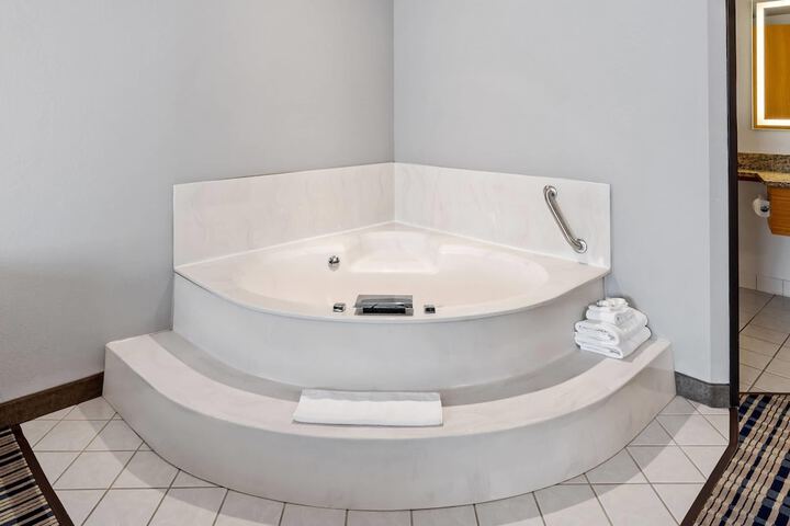 Jetted tub
