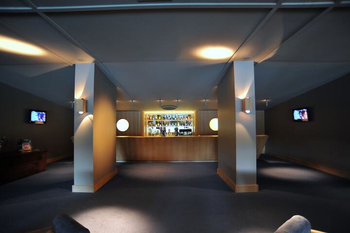 Lounge 70 of 84