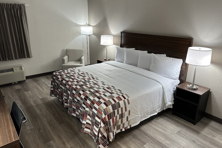 1 King Bed (3 of 16)