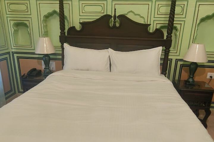 Room 15 of 33