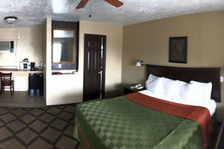 1 Queen Bed (3 of 10)