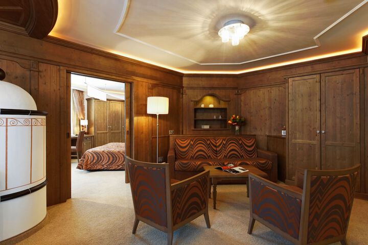 Room 4 of 33