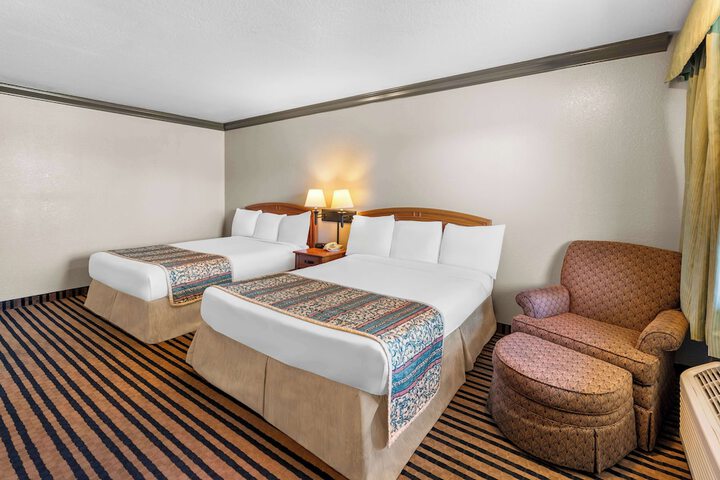 2 Queen Beds (6 of 10)