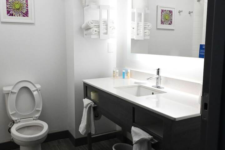 2 Queen Mobility Accessible with Tub (8 of 8)