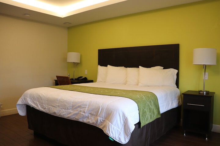 Traditional King Bed (2 of 18)