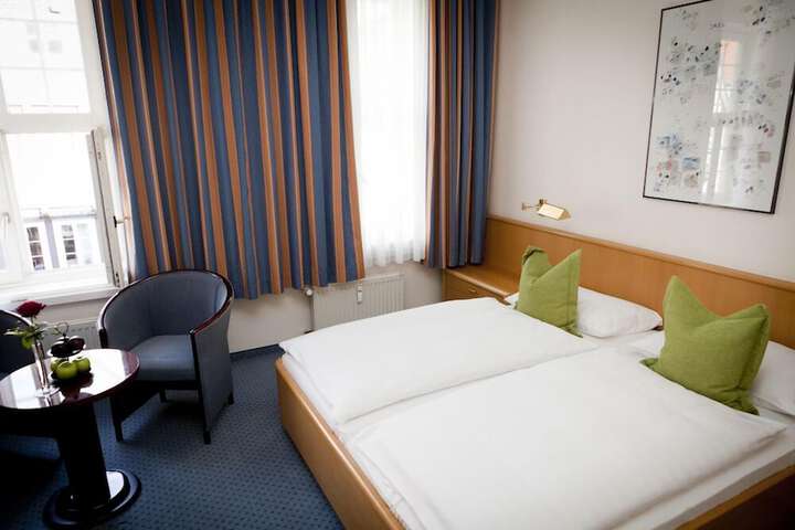 Room 4 of 28