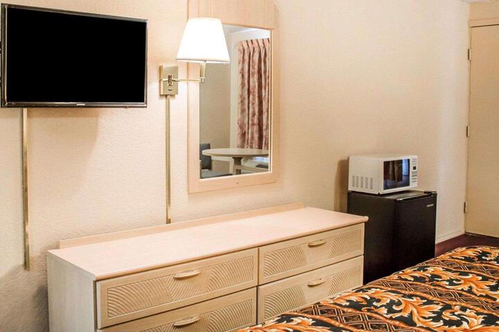 1 King Bed (1 of 19)