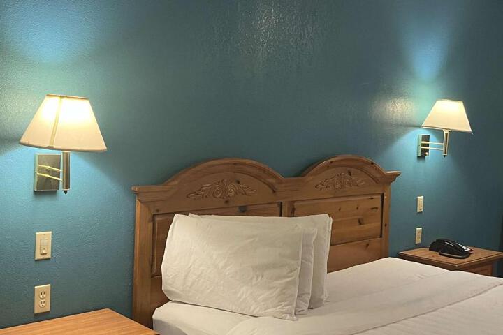 Queen Bed Accessible (9 of 14)
