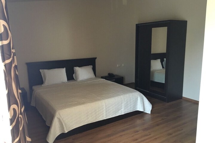 Room 10 of 14