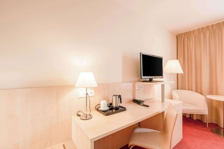 Room 16 of 66
