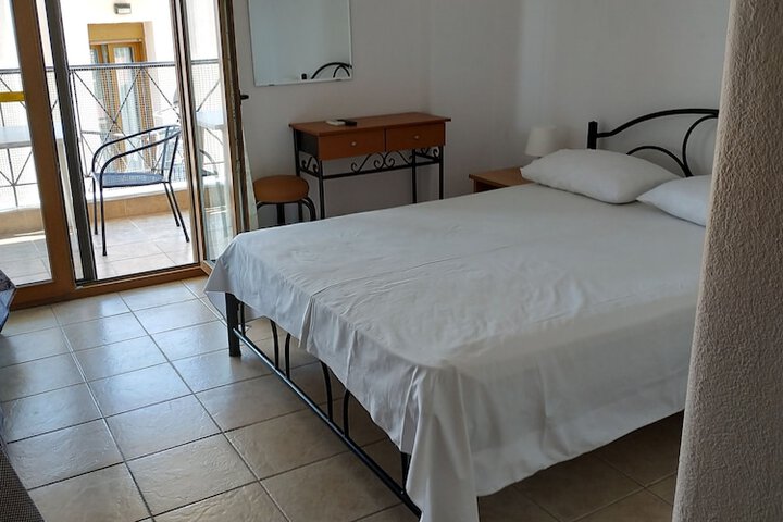 Room 6 of 8