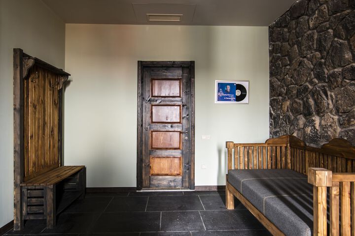 Room 8 of 93