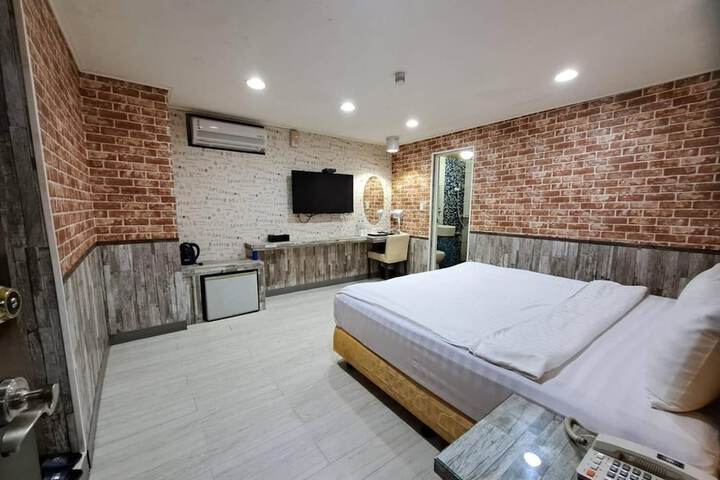Room 16 of 32
