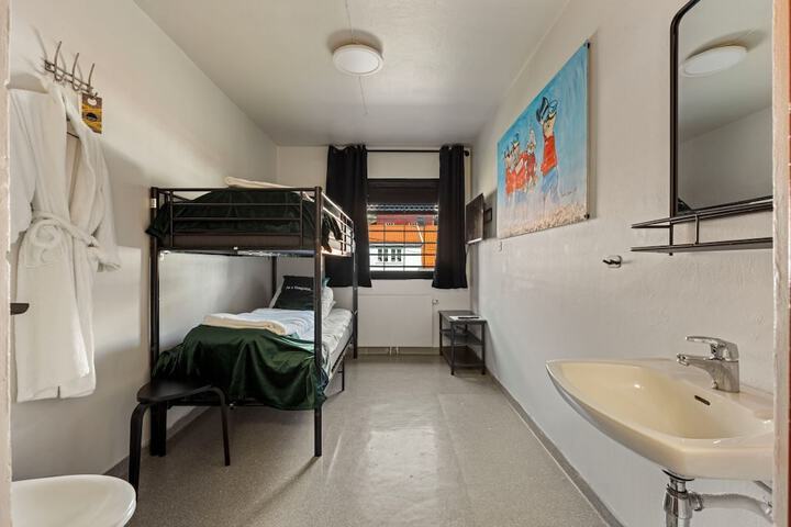 Room 8 of 36