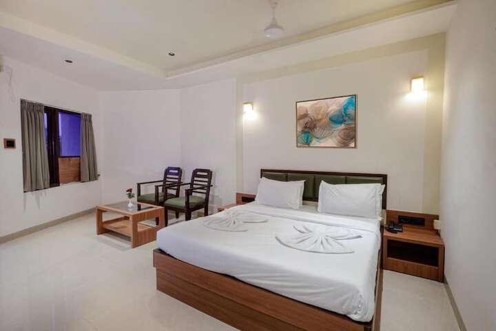 Room 6 of 12