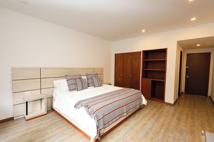 Room 5 of 9