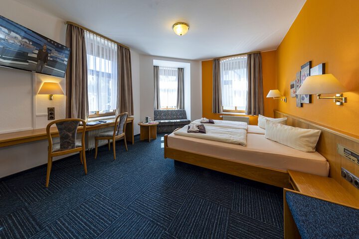 Room 2 of 27