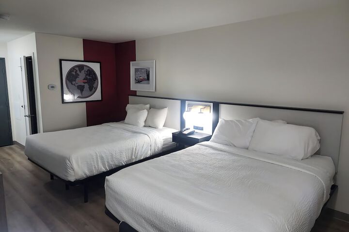 2 Queen Beds (8 of 12)