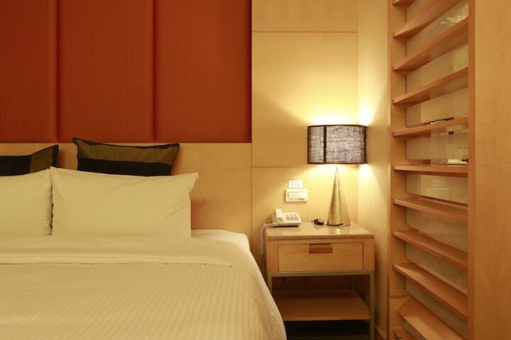 Room 8 of 33