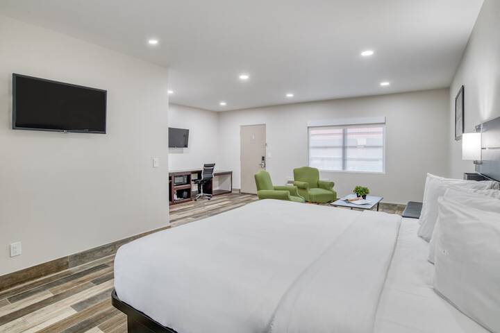 1 King Bed Accessible (6 of 25)