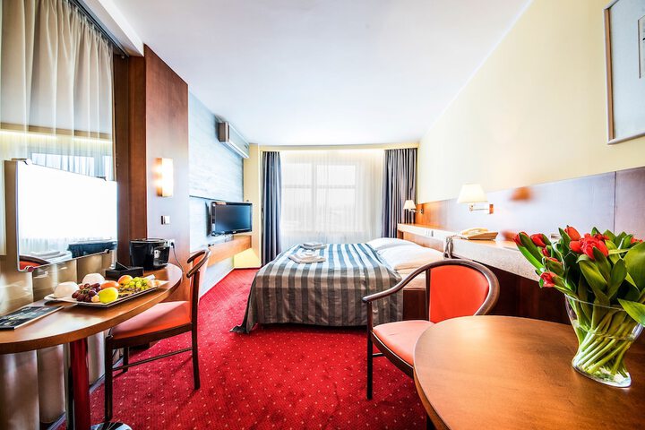 Room 16 of 77