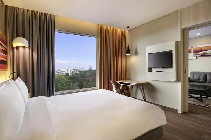Room 9 of 28
