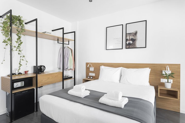 Room 6 of 100