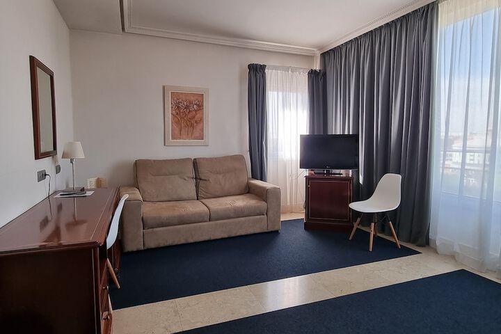 Room 9 of 30