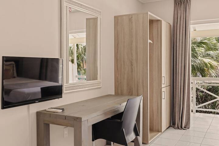 Room 2 of 68