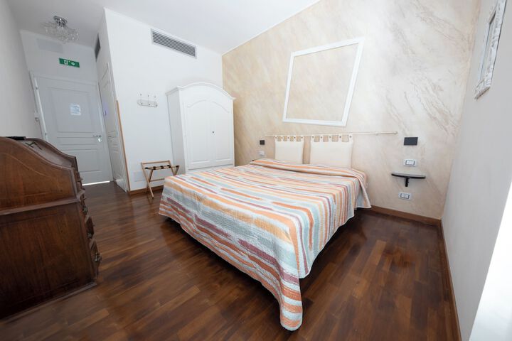 Room 4 of 17