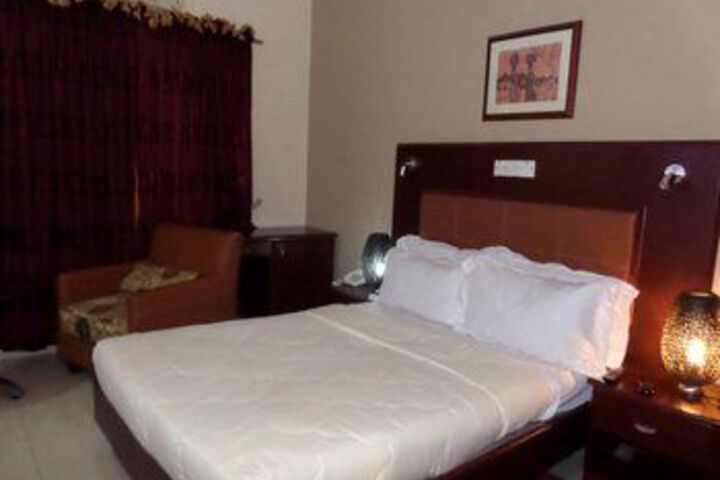 Room 9 of 33