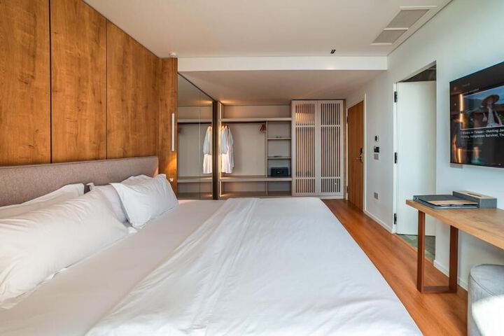Room 5 of 97