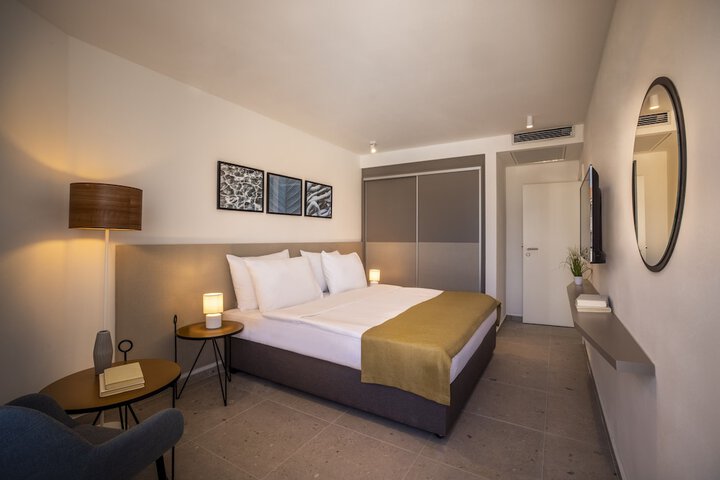 Room 6 of 43