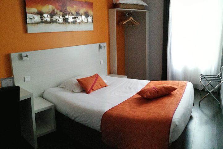 Room 9 of 18