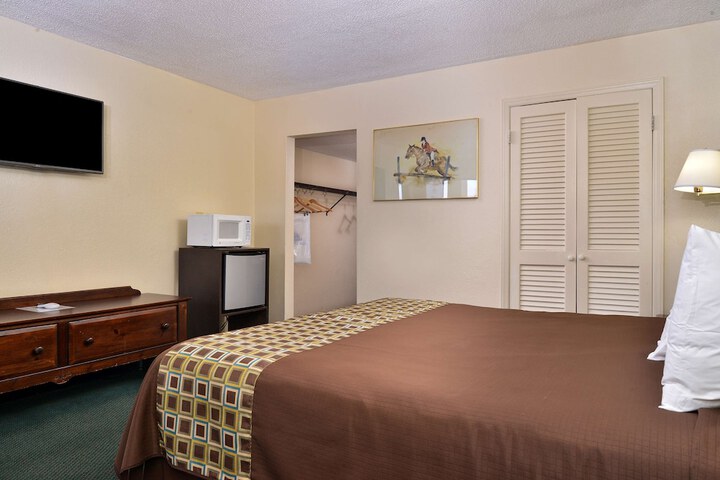 1 King Bed (10 of 15)