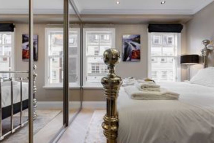 Room 9 of 18