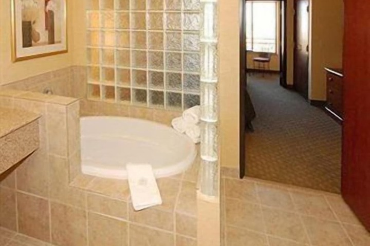 Deep soaking bathtub