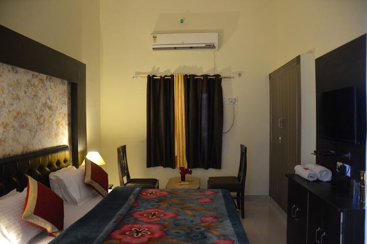 Room 5 of 10