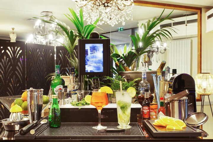 Lounge 70 of 87