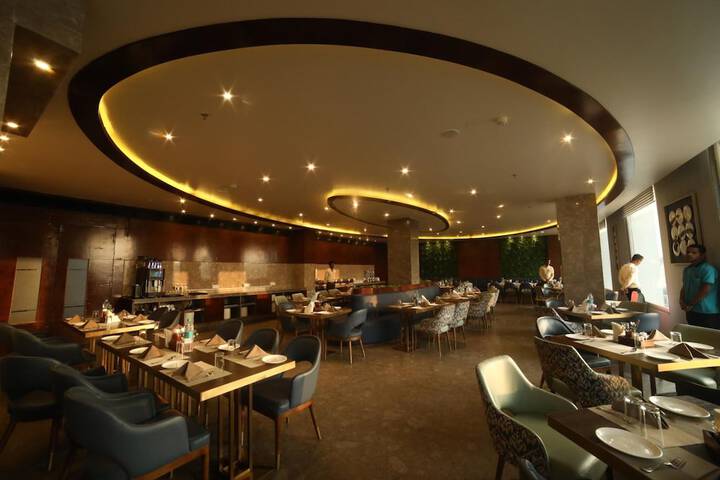 Dining 33 of 54